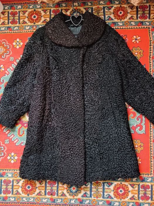 Шуба каракулевая в комплекте с шапкой.