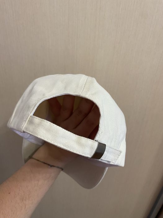 Новенька кепка с принтом