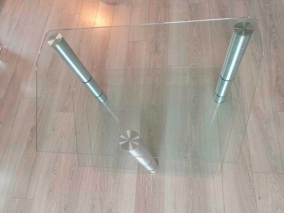 Efektowny szklany stolik z półkami