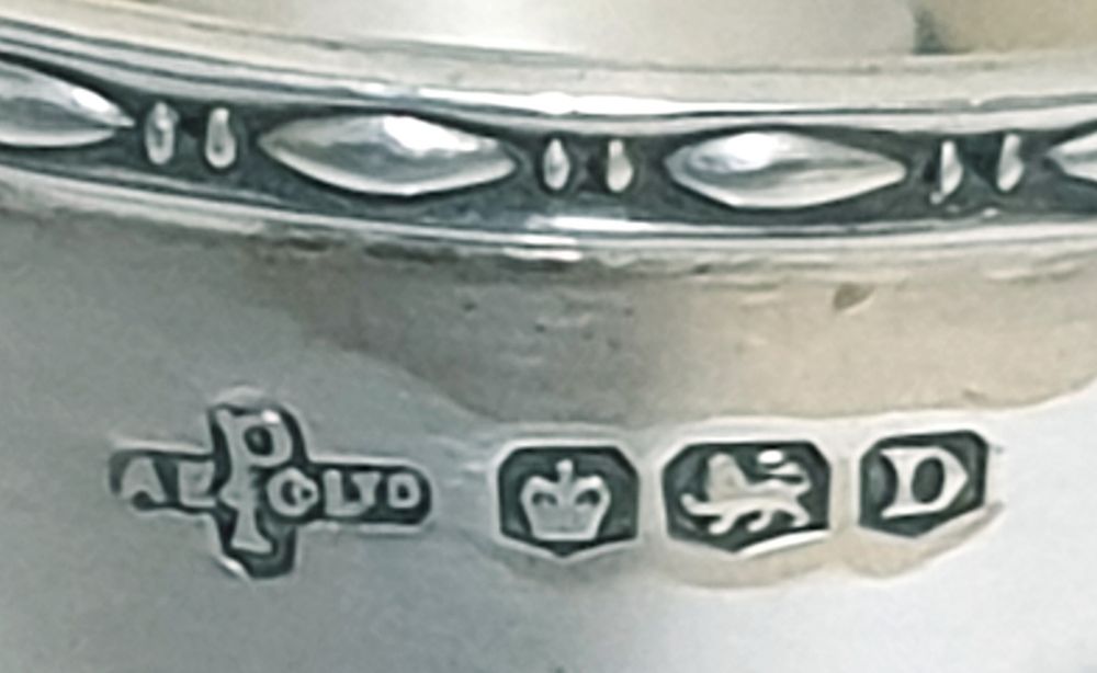 Lindo antigo copo para ovo em prata inglesa contrastada