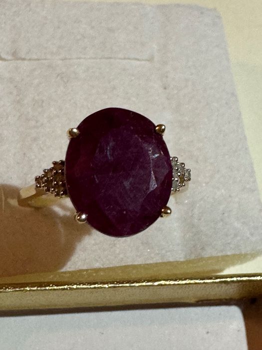 Złoty pierścionek z rubinem 4,20ct., i brylantami