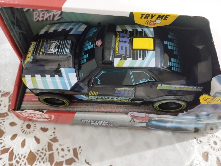 Auto policyjne swiecace i grajace