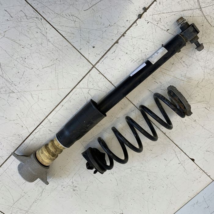 Zwrotnica Tył Prawa Zawieszenie Wahacze Zacisk Tarcza Audi A4 B9 A5 8W