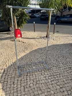 Cabide telescópico de metal com rodas Altura ajustável com prateleira