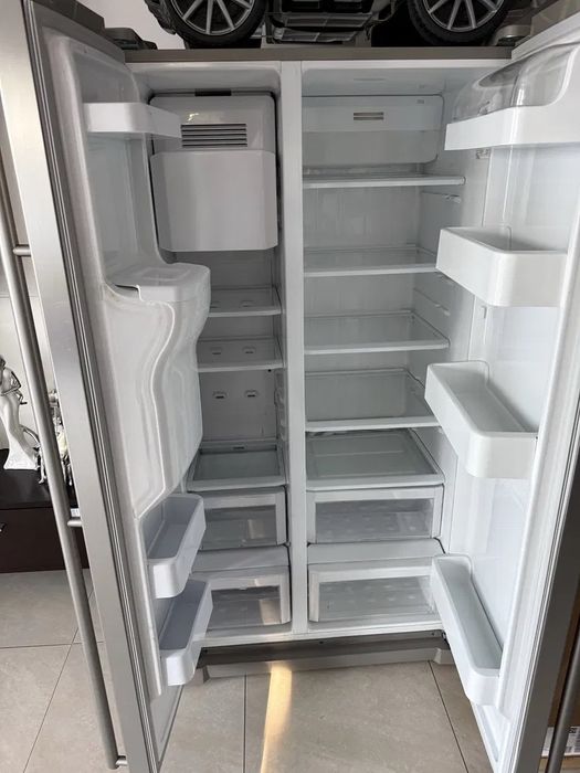 Продам холодильник Samsung RSA1DTVG Side by Side