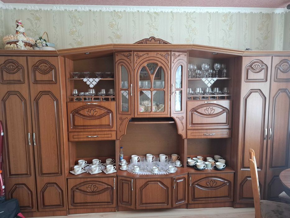 Продам мебельну стінку у вітальню