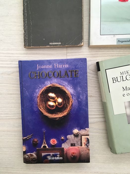 Livros variados: P. Coelho, Dan Brown, M. Flores, Karen Blixen, etc