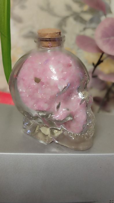 Скляна пляшечка череп