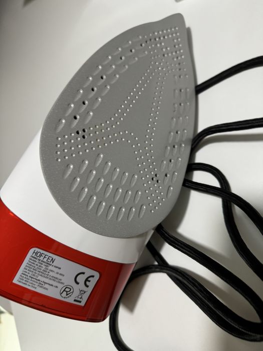 Ferro de engomar a vapor novo.Hoff