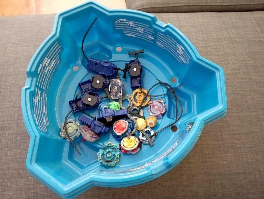 Beyblade Burst - Estádio e 8 Beyblades diferentes