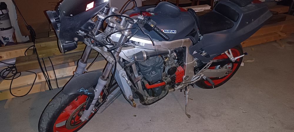 Vendo moto Suzuki
