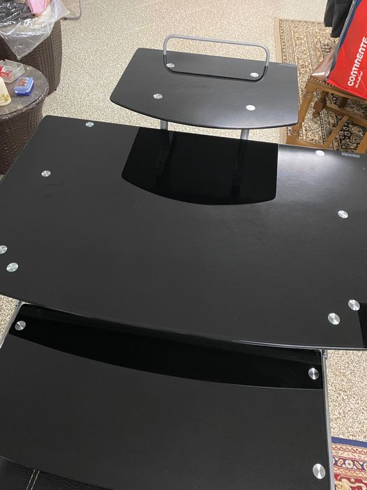 Secretária com cadeira de rodas mais um caixote do lixo