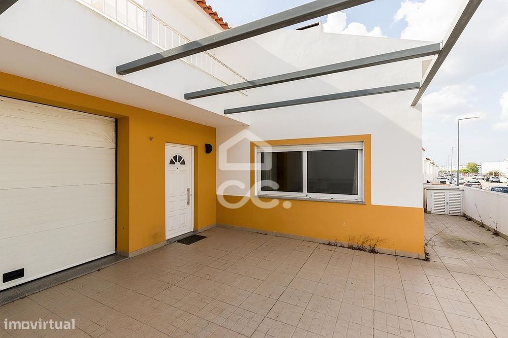 Moradia T3 c/ Quintal, Terraço e Garagem no Loteamento Quinta das Sesm