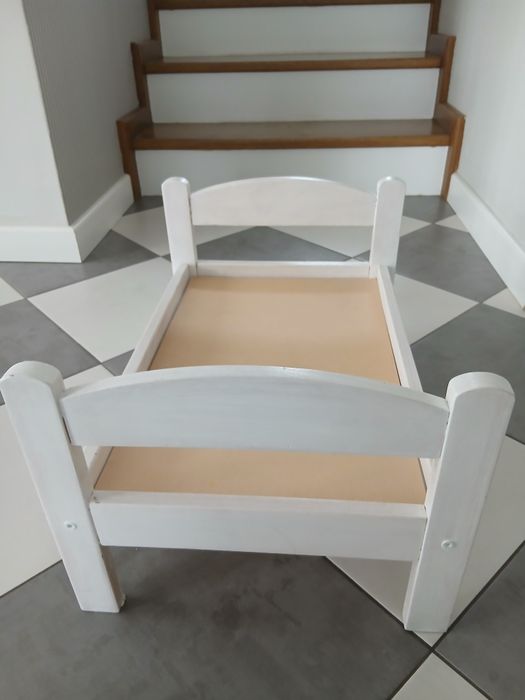 Białe drewniane łóżeczko dla lalek