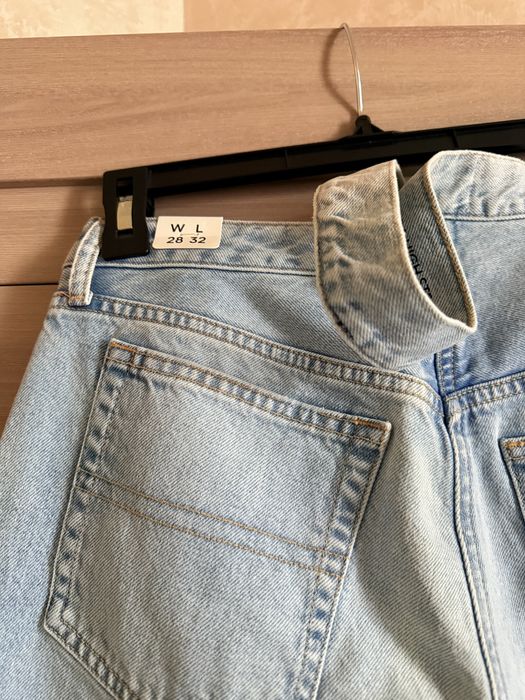 Джинсы голубые  с вырезом Джинсы Tommy Jeans