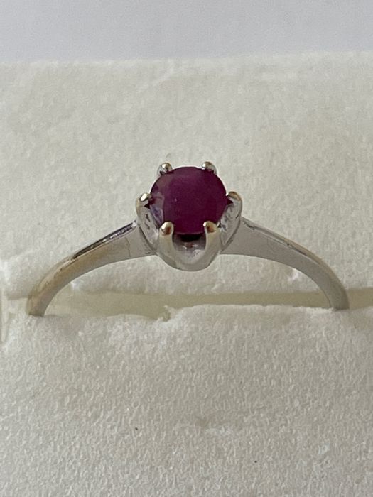 Złoty pierścionek z rubinem