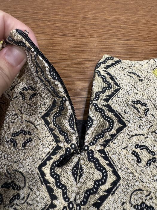 Conjunto vestido e casaco com padrões decorativos