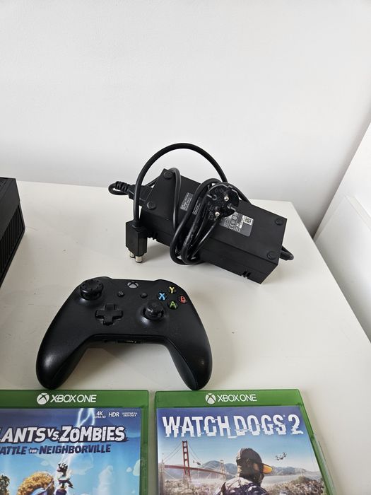 Konsola XBOX ONE +Gry Pad