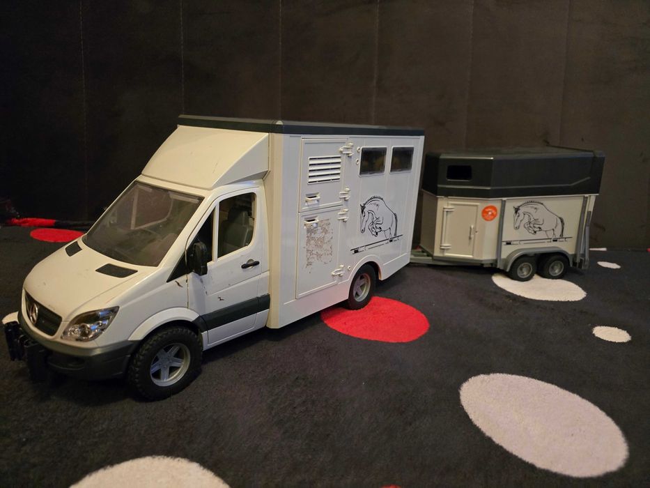 Bruder 02533 MB Sprinter do przewozu koni z przyczepą