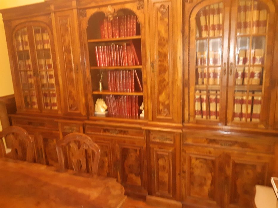 Casa de jantar com mesa, 8 cadeiras e móvel em Nogueira Americana
