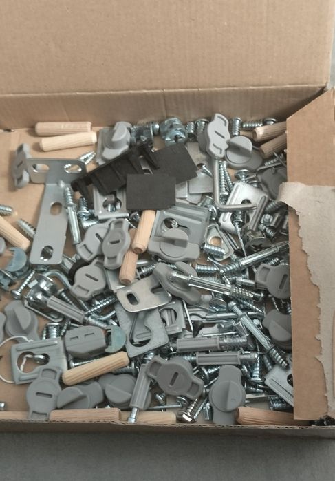 Zaciski, wkręty, śrubki, kołki, itp. do montażu mebli kuchennych Ikea