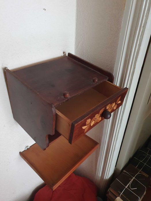 Навісна полиця у передпокій