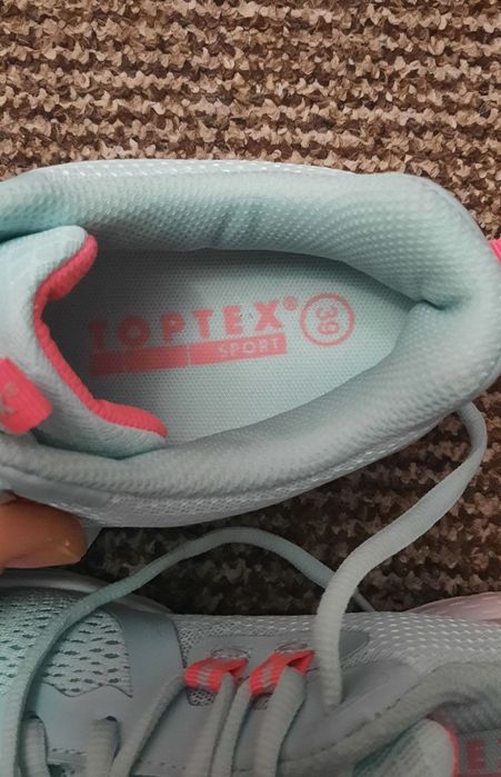 Терміново. Кросівки жіночі нові 39