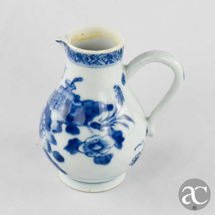Leiteira porcelana da China, decoração floral, Qianlong séc. XVIII