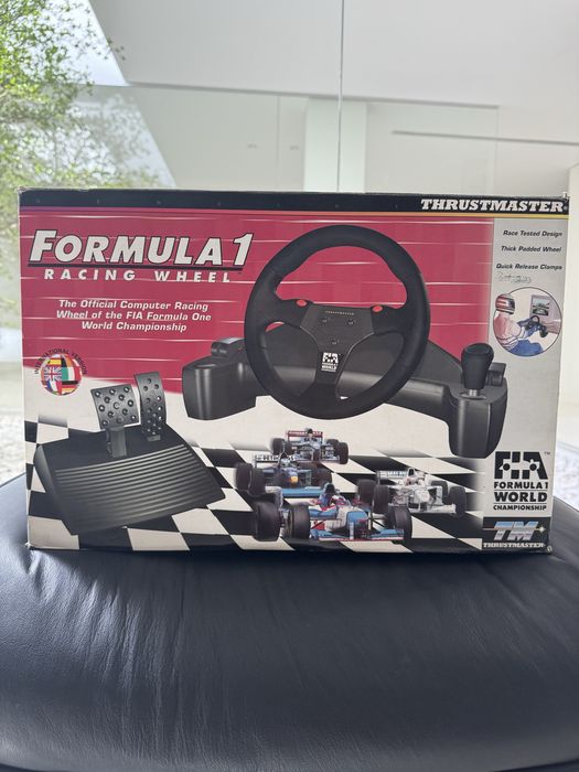 Volante, pedais e manete Thrustmaster