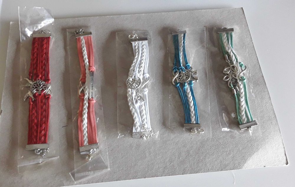 Pulseiras muito jovens, com símbolos