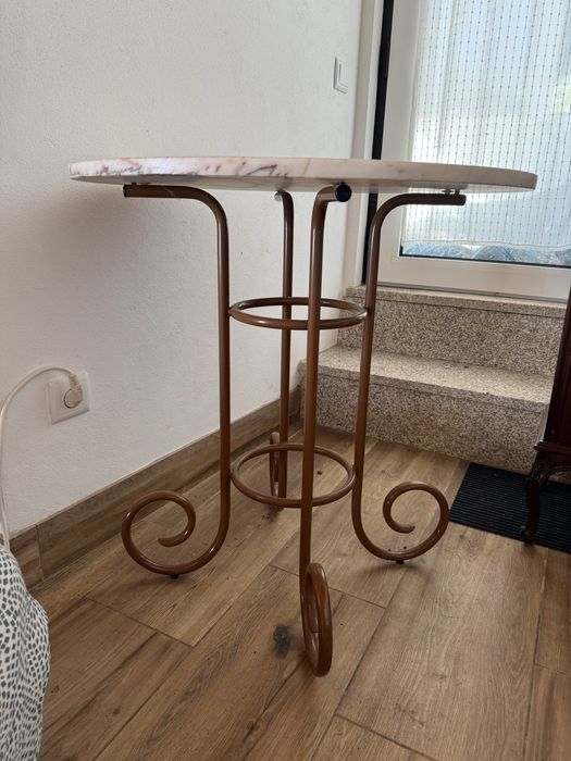 Mesa com tampo de pedra em marmore