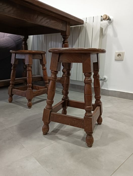 Mesa de madeira maciça em castanho