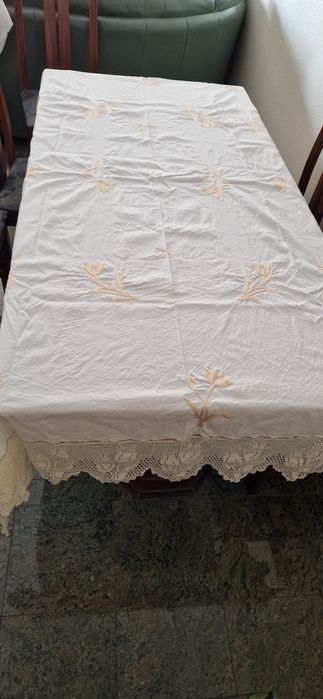 Toalha de Linho Bordada Motivo Floral