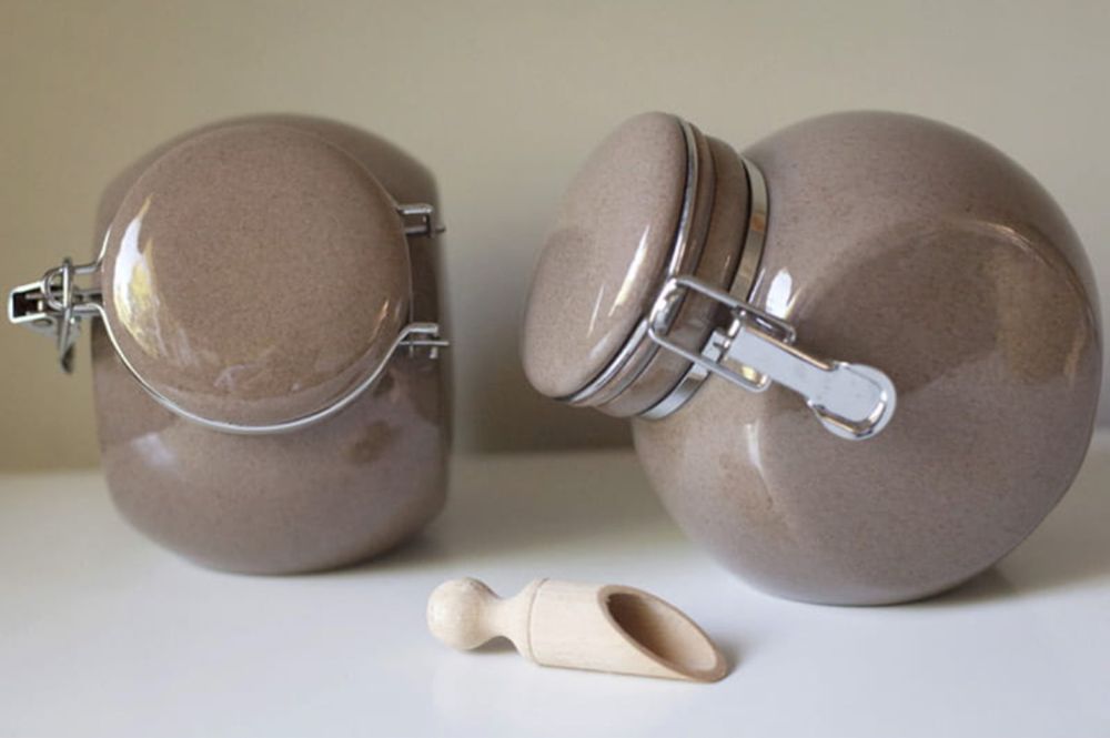 Dwa ceramiczne słoje na klamry