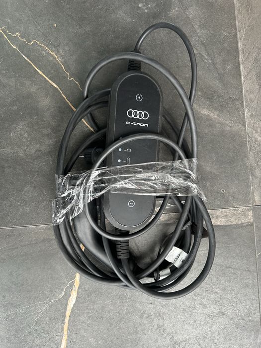 Зарядний пристрій оригінальний Audi E-TRON