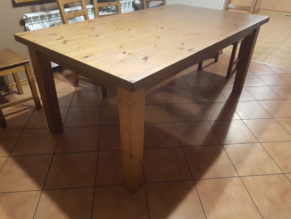 Stół IKEA z litego drewna.