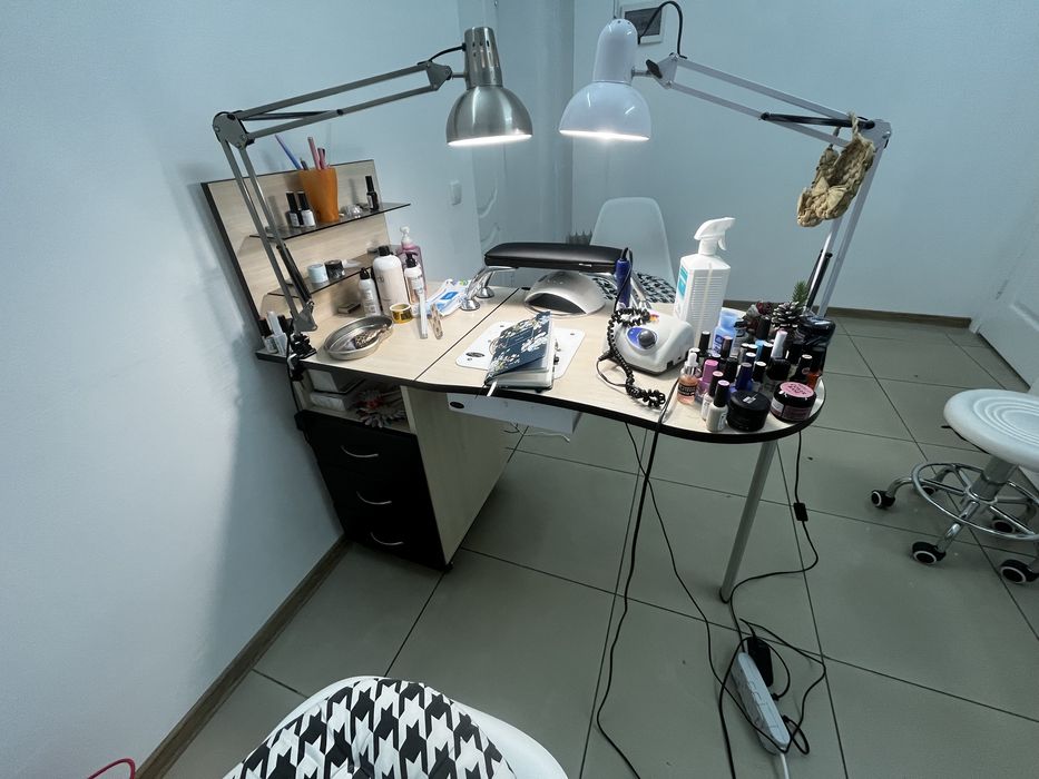 Манікюрний стіл з витяжкою