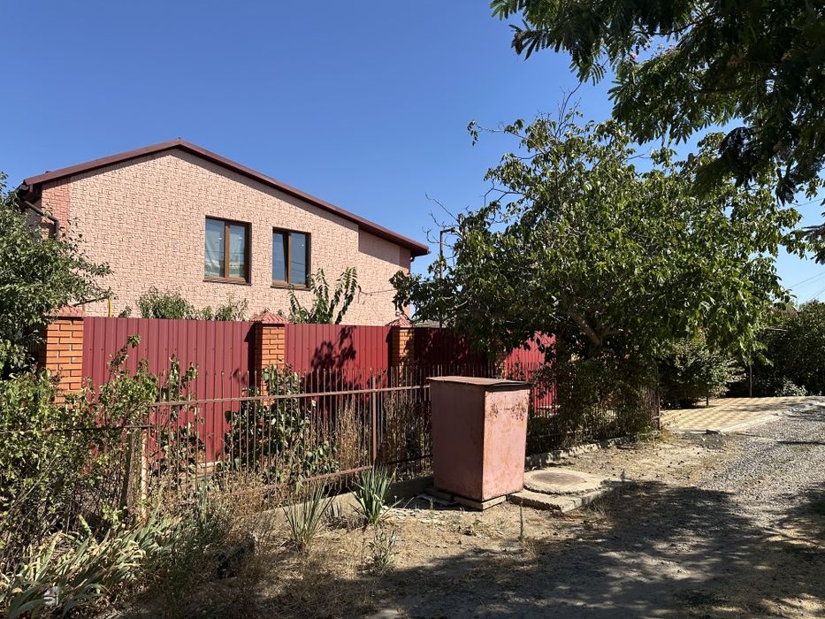 Продам 2-х этажный каменный дом  в Варваровке на участке 7. 12 соток