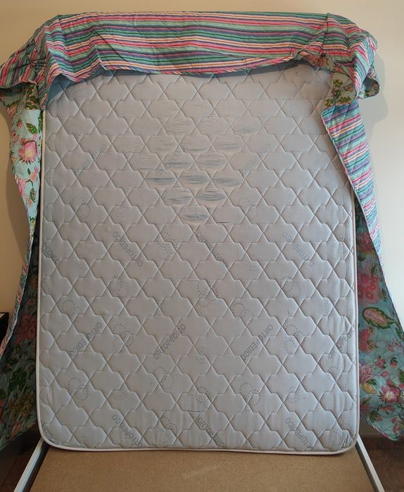 Quarto Completo – Cama + Colchão + Roupeiro + Cómoda + 2 Mesas