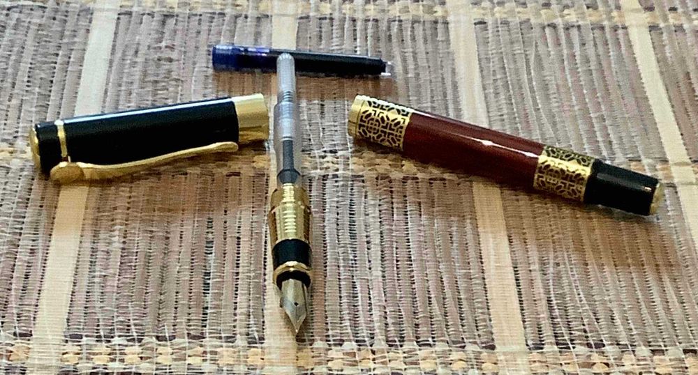 чорнильна авторучка з червоного дерева із золотим пером Genius Iridium