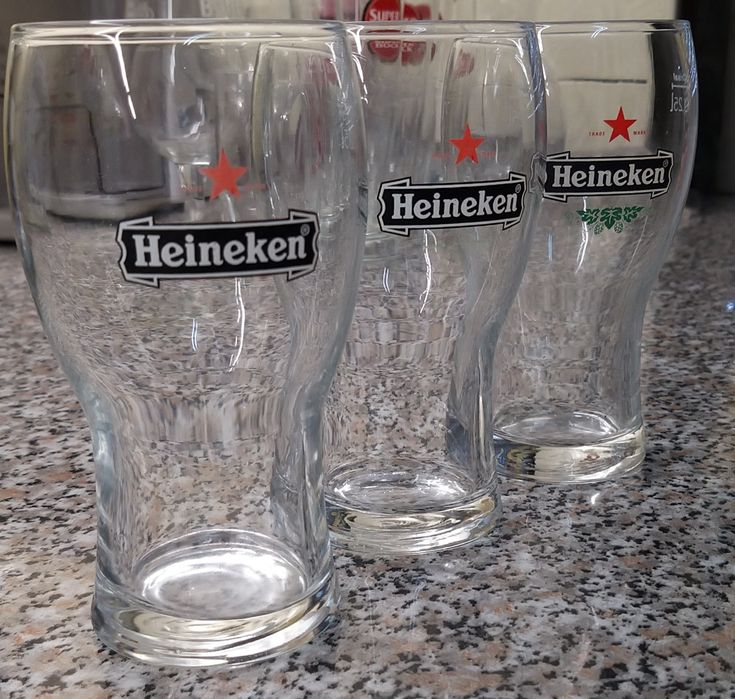 3 Copos Heineken.