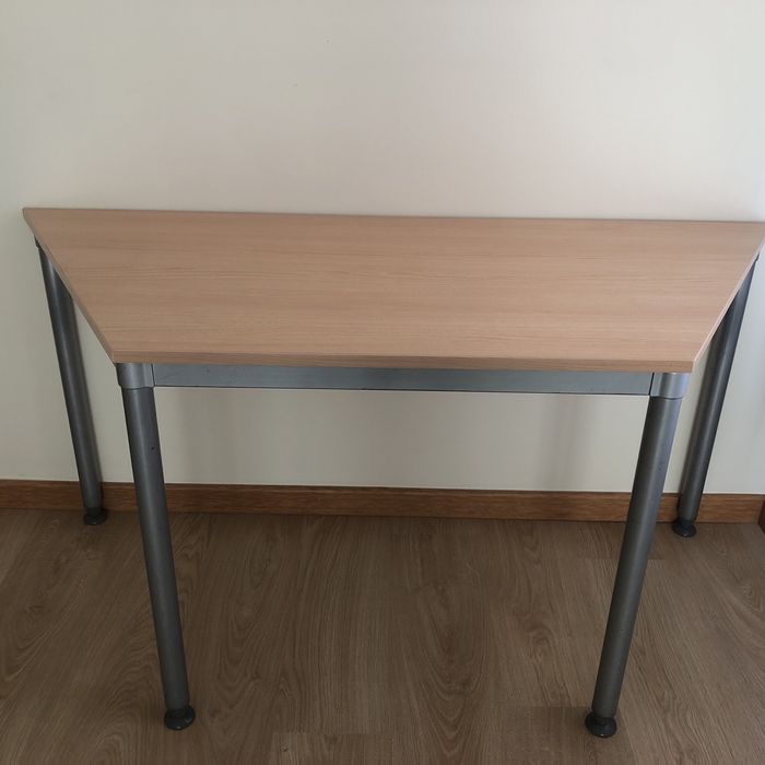 Secretária original e robusta