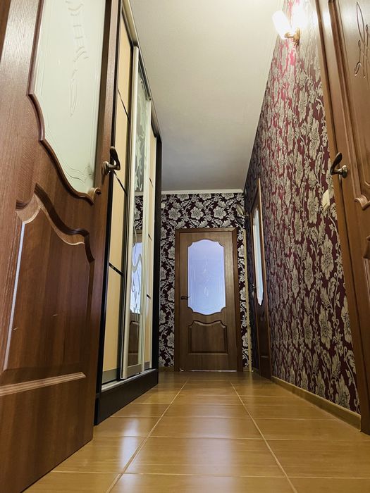 Продається  квартира в приватному будинку одноповерховому є генератор)