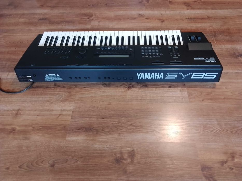ヤマハ　　SYー85 90年代に人気を博したPCMシンセサイザーYAMAHA SY85を再現した
