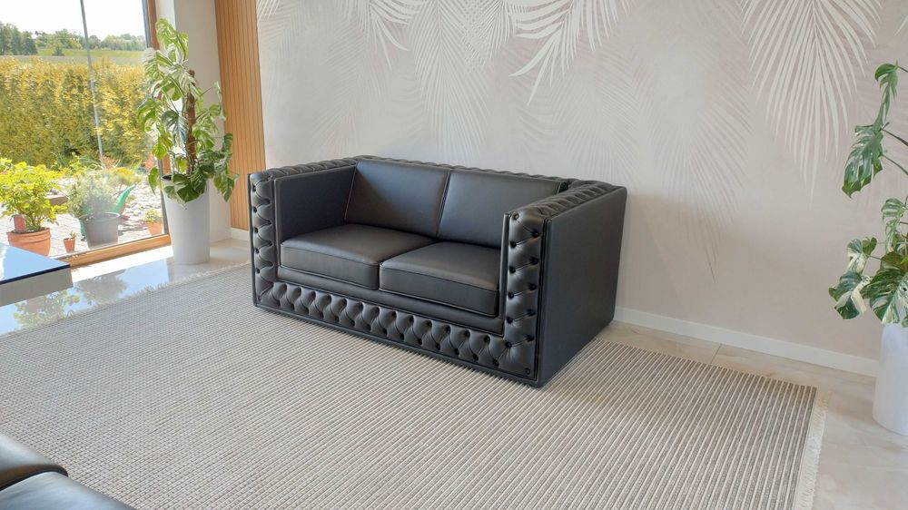 Sofa Versage, skóra naturalna, kanapa 2 osobowa stylowa Chesterfield