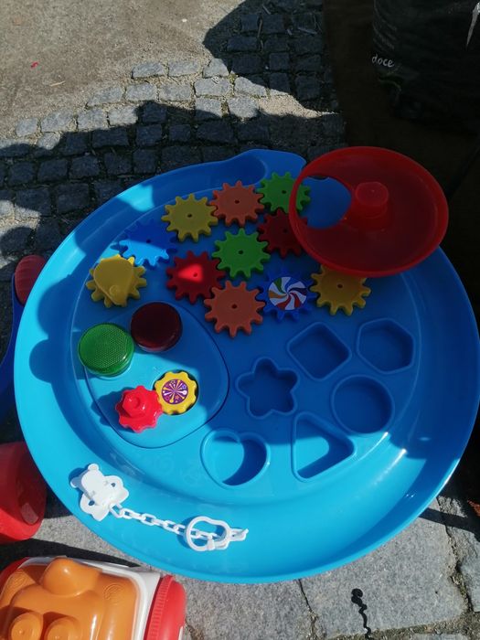 Brinquedos para crianças + cadeira de comer de criança +globos antigos