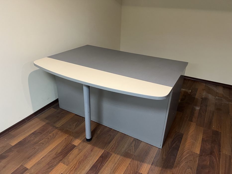 Стол руководителя в отличном состоянии