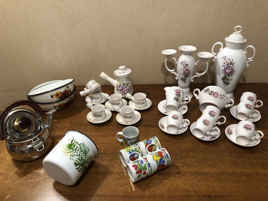 Сервіз, чашки, миска та кружка емальовані, чайник-заварник
