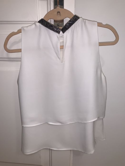 Top branco da Zara com missangas na gola