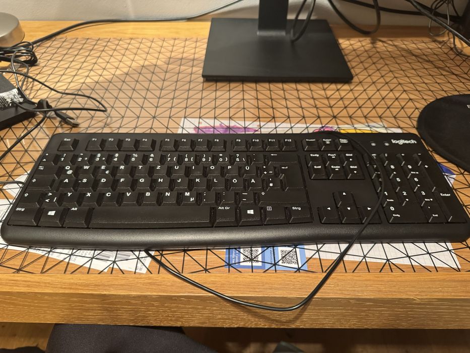 Zestaw biurowy / Setup komputerowy – 2x monitor LG + Logitech
